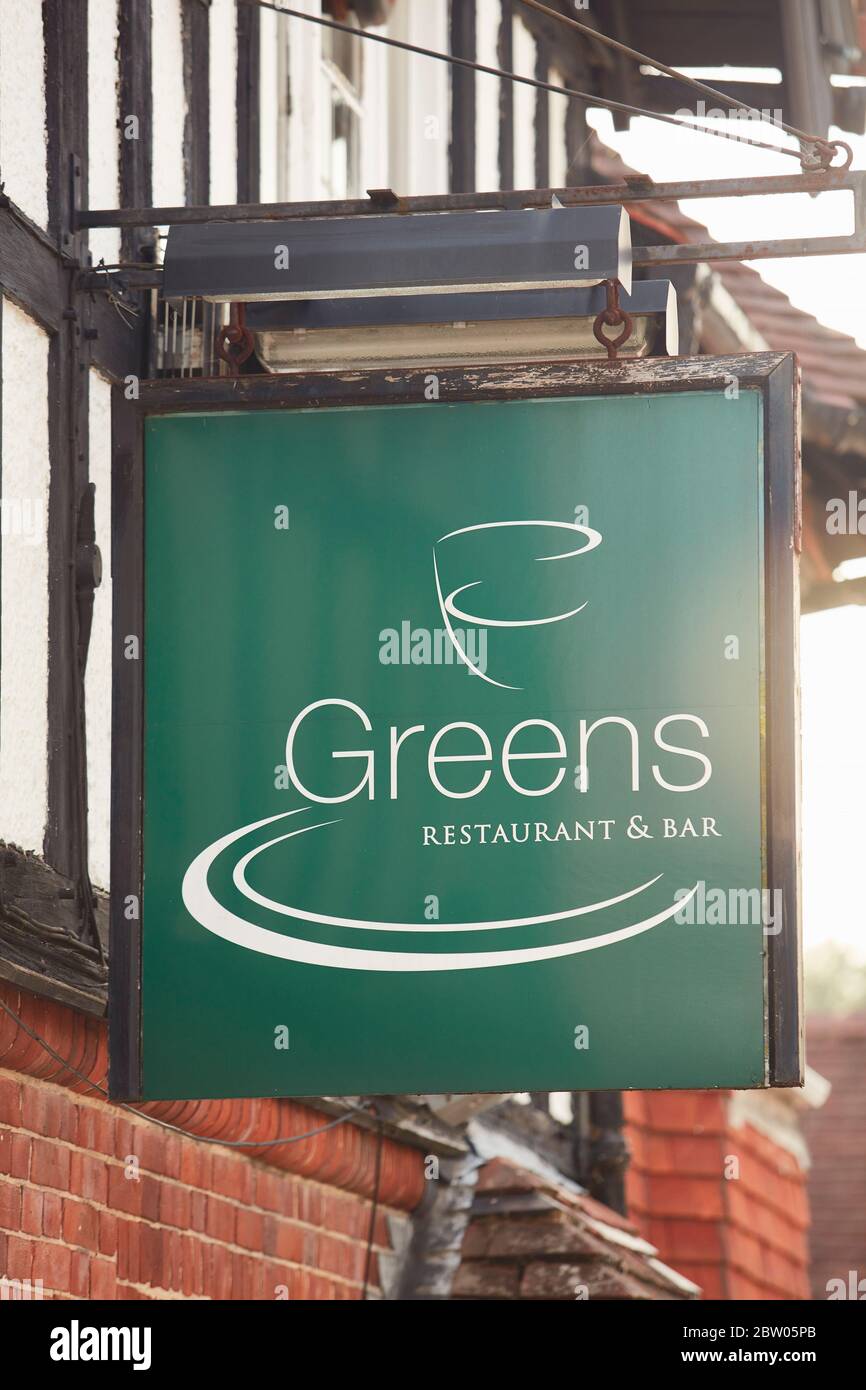 Cartello Greens Restaurant and Bar a Wickham, Hampshire, Inghilterra, Regno Unito Foto Stock