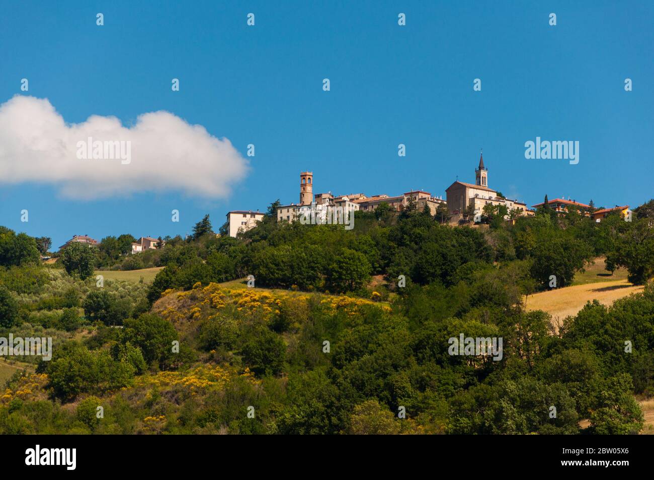 Piccolo borgo - Montecalvo in foglia - sul percorso di discesa Urbino Foto Stock