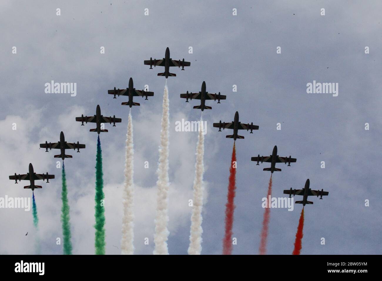 Napoli, Italia. 28 Maggio 2020. In occasione delle celebrazioni del 74a anniversario della proclamazione della Repubblica, il volo nazionale della squadra acrobatica frecce Tricolori effettua sorvoli sulle capitali regionali italiane. (Foto di Salvatore Esposito/Pacific Press) Credit: Pacific Press Agency/Alamy Live News Foto Stock