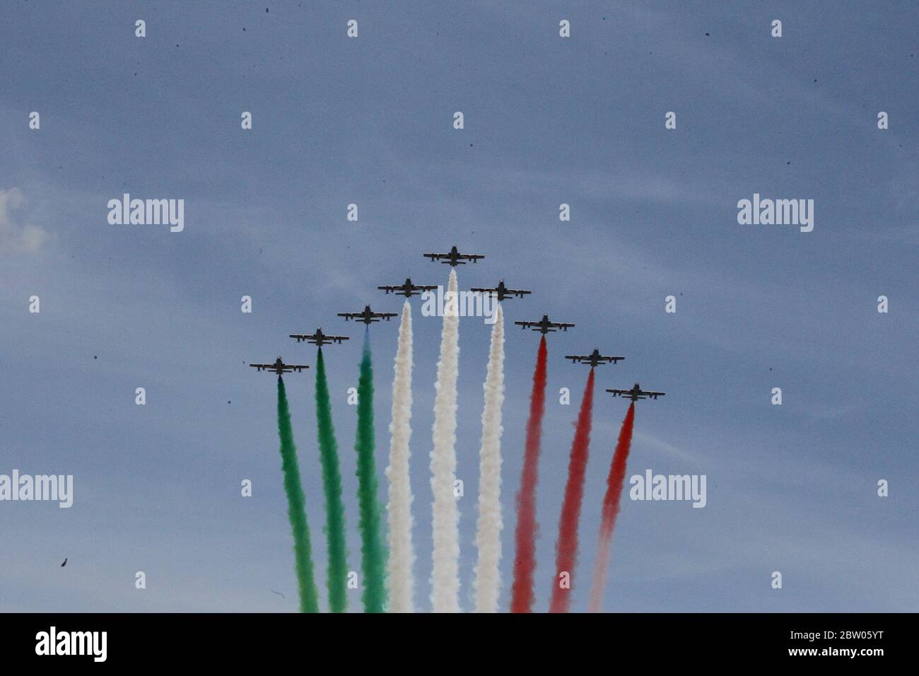 Napoli, Italia. 28 Maggio 2020. In occasione delle celebrazioni del 74a anniversario della proclamazione della Repubblica, il volo nazionale della squadra acrobatica frecce Tricolori effettua sorvoli sulle capitali regionali italiane. (Foto di Salvatore Esposito/Pacific Press) Credit: Pacific Press Agency/Alamy Live News Foto Stock