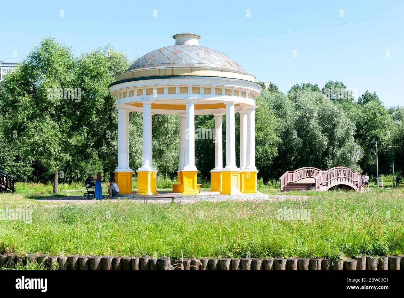 Mosca, Russia, 13 luglio 2014: Tempio dell'aria del Padiglione in un parco cittadino sulle rive del fiume Yauza. La famiglia riposa all'ombra della rotonda. Foto Stock