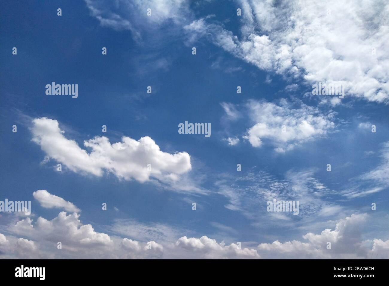 Spettacolare cielo nuvoloso naturale vista panoramica sfondo Foto Stock