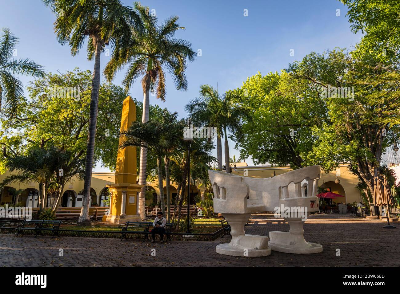 Santa Lucia Park con la sedia degli amanti - una sedia gigante con due posti a sedere, Merida, Yucatan, Messico Foto Stock