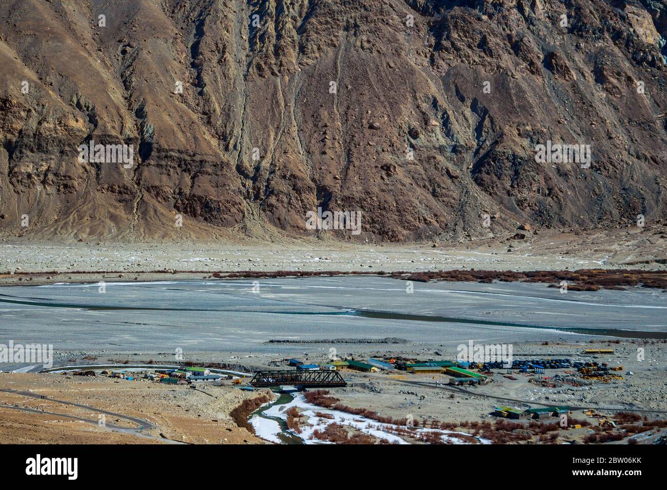 Un ponte di ferro rivestito che collega le strade nazionali delle autostrade in Ladakh, Jammu e Kashmir, India, Asia. Le montagne di neve in Ladakh sono incredibili. Orizzontale. Foto Stock