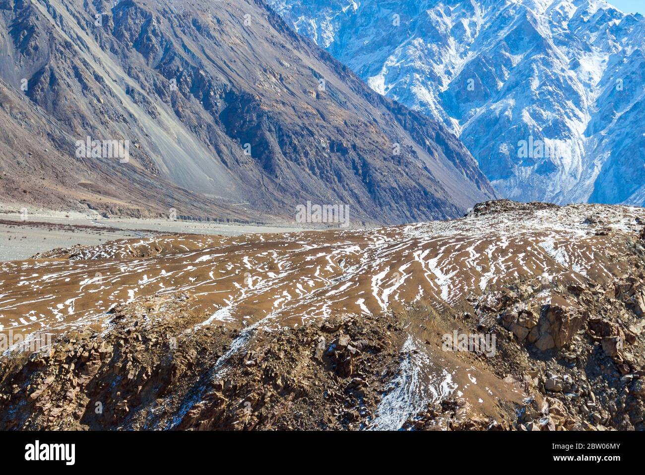Paesaggio caldo e innevato di Ladakh, India. La bellezza di Ladakh è straordinaria nella stagione invernale. Montagne di neve di Ladakh, India. Foto Stock