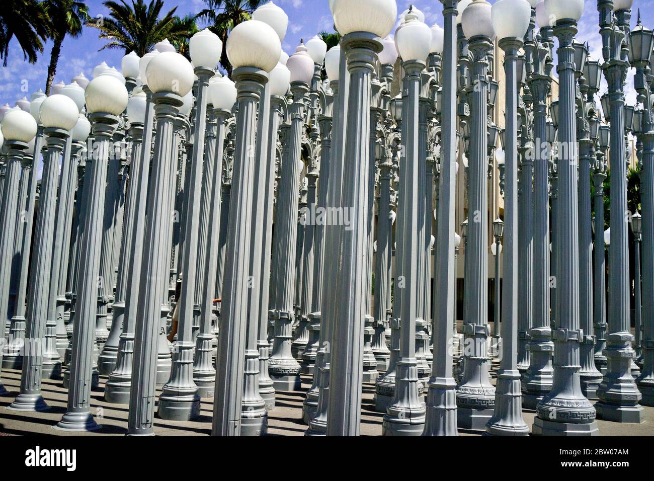 Una vista esterna dell'installazione di lampioni 'Urban Light' fuori del Los Angeles County Museum of Art (LACMA) al 5905 di Wilshire Blvd. Foto Stock