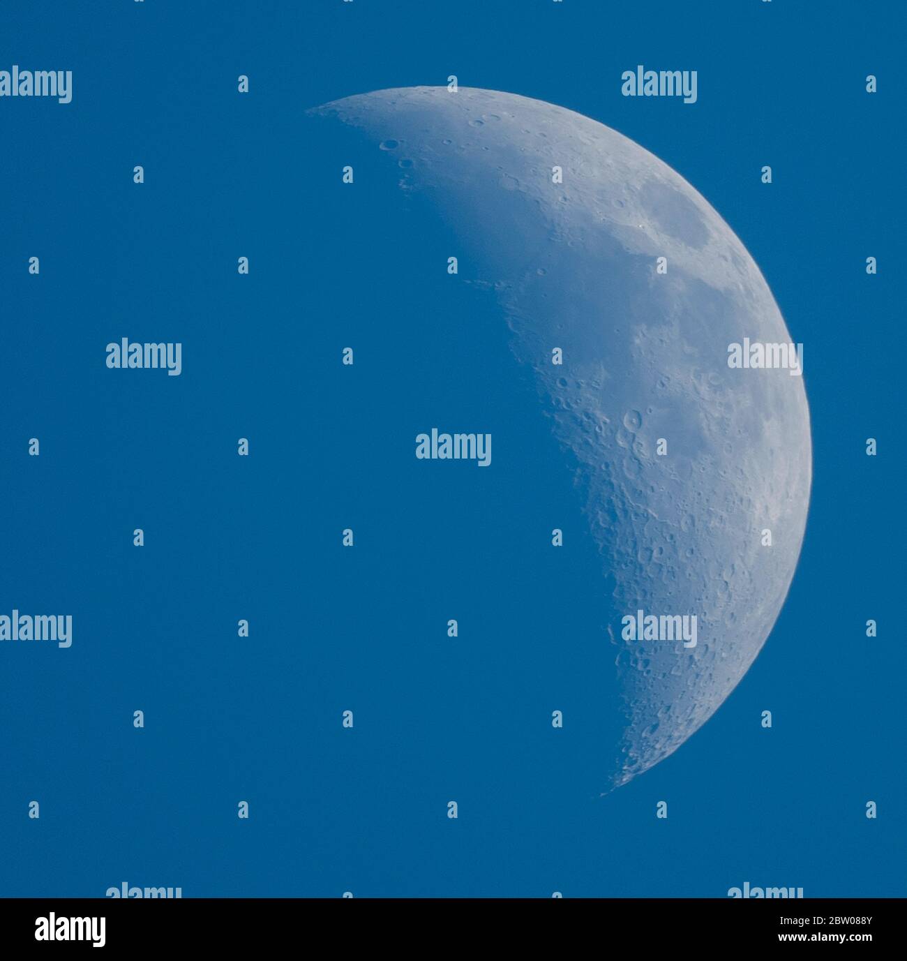 Wimbledon, Londra, Regno Unito. 28 maggio 2020. Una Luna a mezzaluna fine al 35% in una serata chiara e calda con il cratere prominente Theophilus (con picco centrale) chiaramente visibile a destra del centro sopra il cratere Cirillus & Catharina e la linea di guasti Rupes Altai di 420 km di lunghezza sottostante. Credit: Malcolm Park/Alamy Live News. Foto Stock