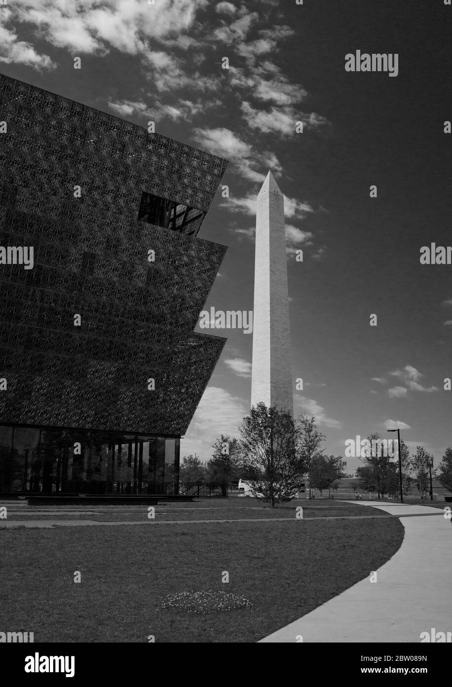 Museo Nazionale di Storia e Cultura Africana americana, Smithsonian, con il monumento di Washington sullo sfondo. Fotografia verticale. Foto Stock