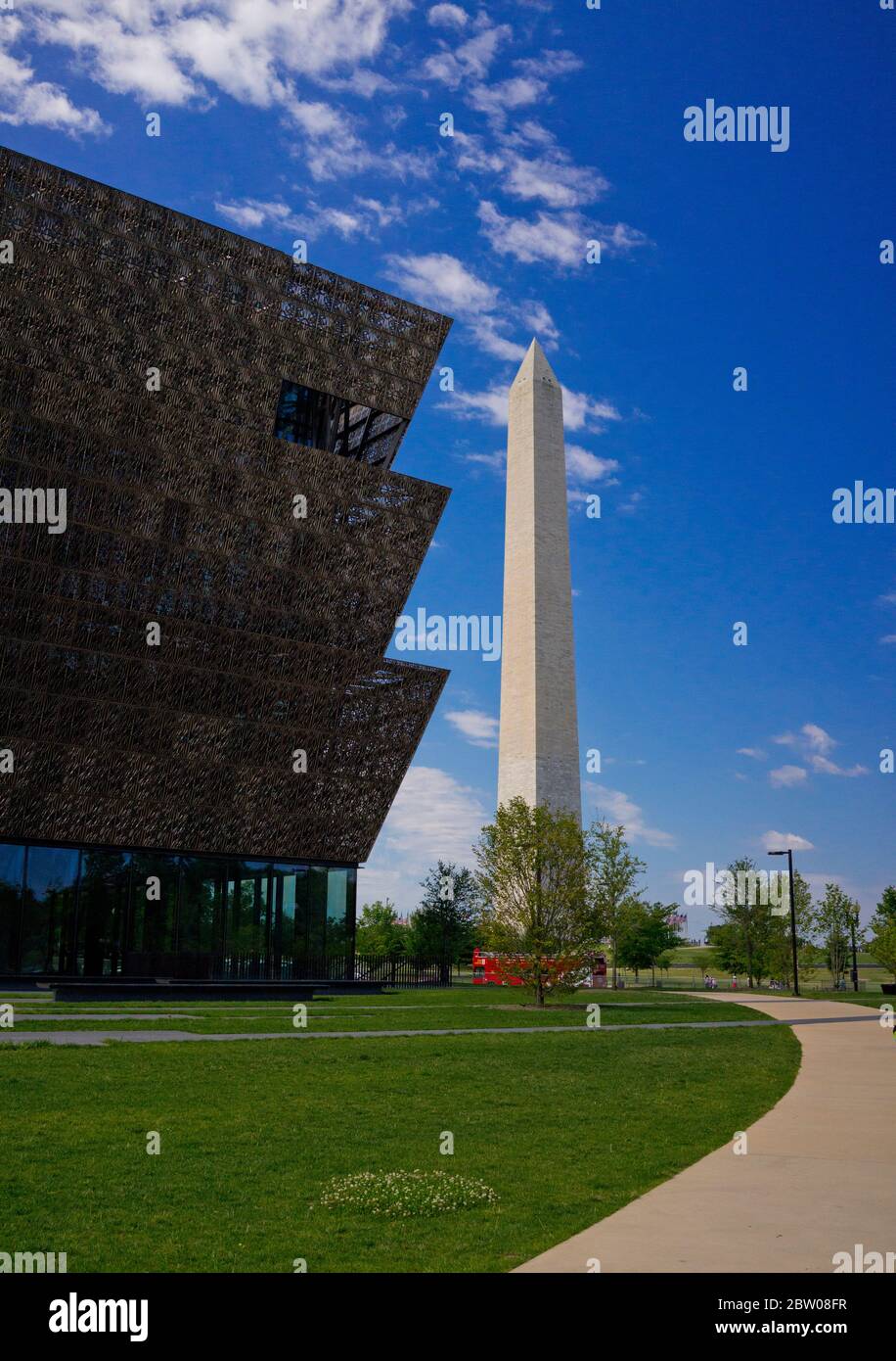 Museo Nazionale di Storia e Cultura Africana americana, Smithsonian, con il monumento di Washington sullo sfondo. Fotografia verticale. Foto Stock