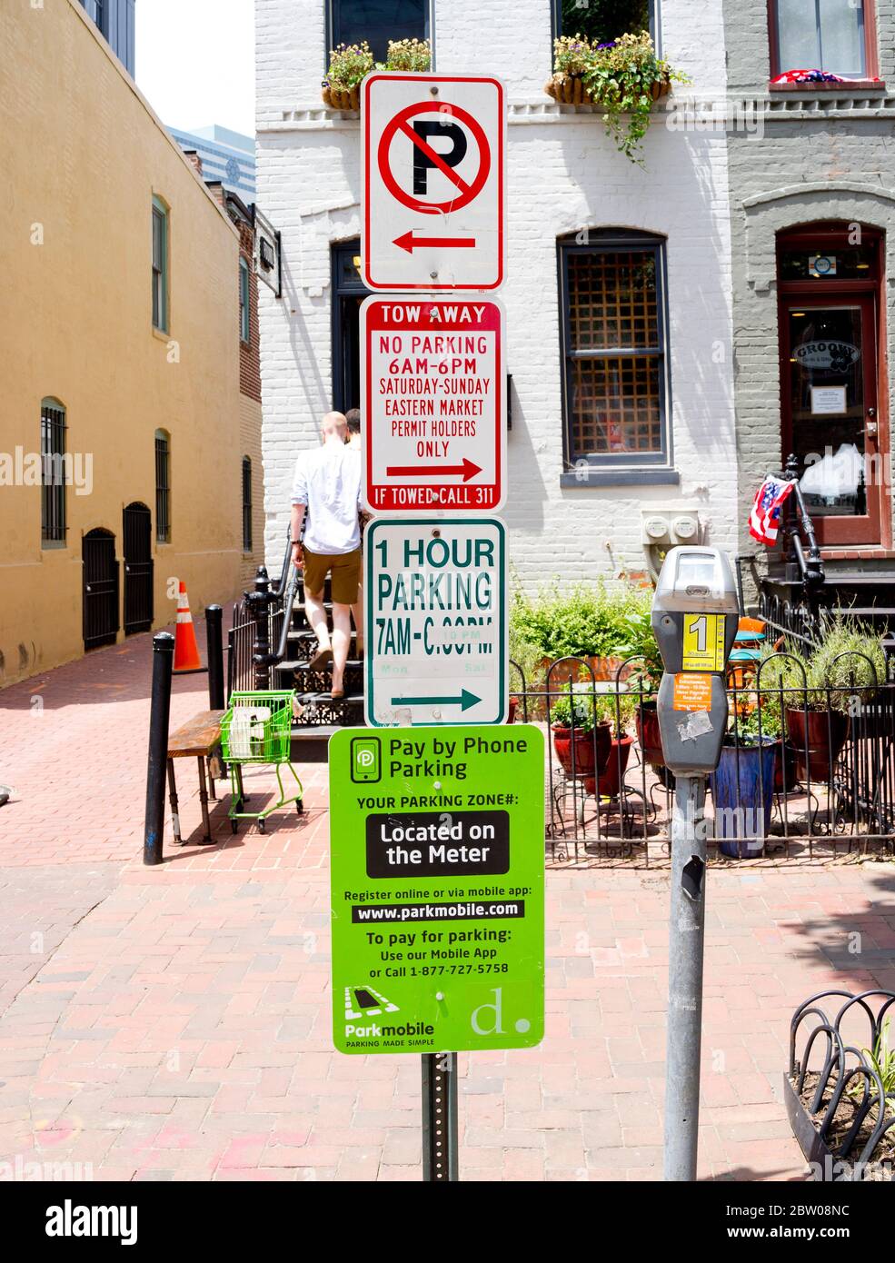 Cartelli stradali su un palo; No parcheggio, due, 1 ora di parcheggio, nella sezione Eastern Market di Washington, D.C. Foto Stock