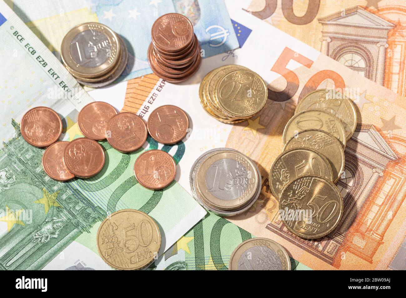 Soldi di fondo. Banconote e monete in euro. Concetto di economia dell'Unione europea. Vista dall'alto Foto Stock