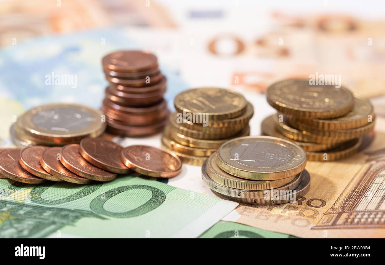 Soldi di fondo. Banconote e monete in euro. Concetto di economia dell'Unione europea Foto Stock