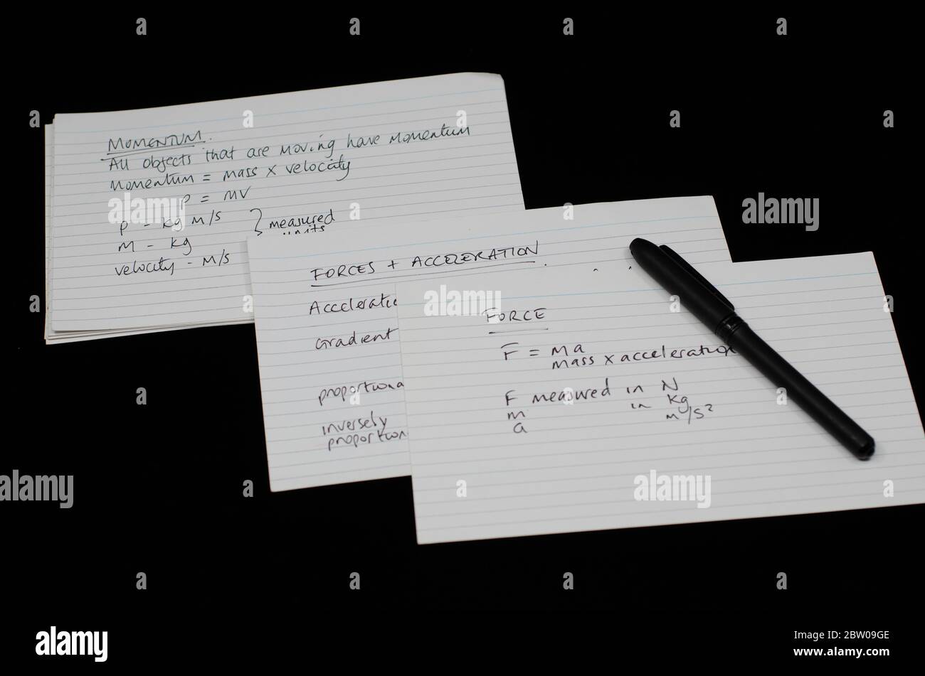 Revisione fisica GCSE con schede flash e libro di esercizi Foto Stock