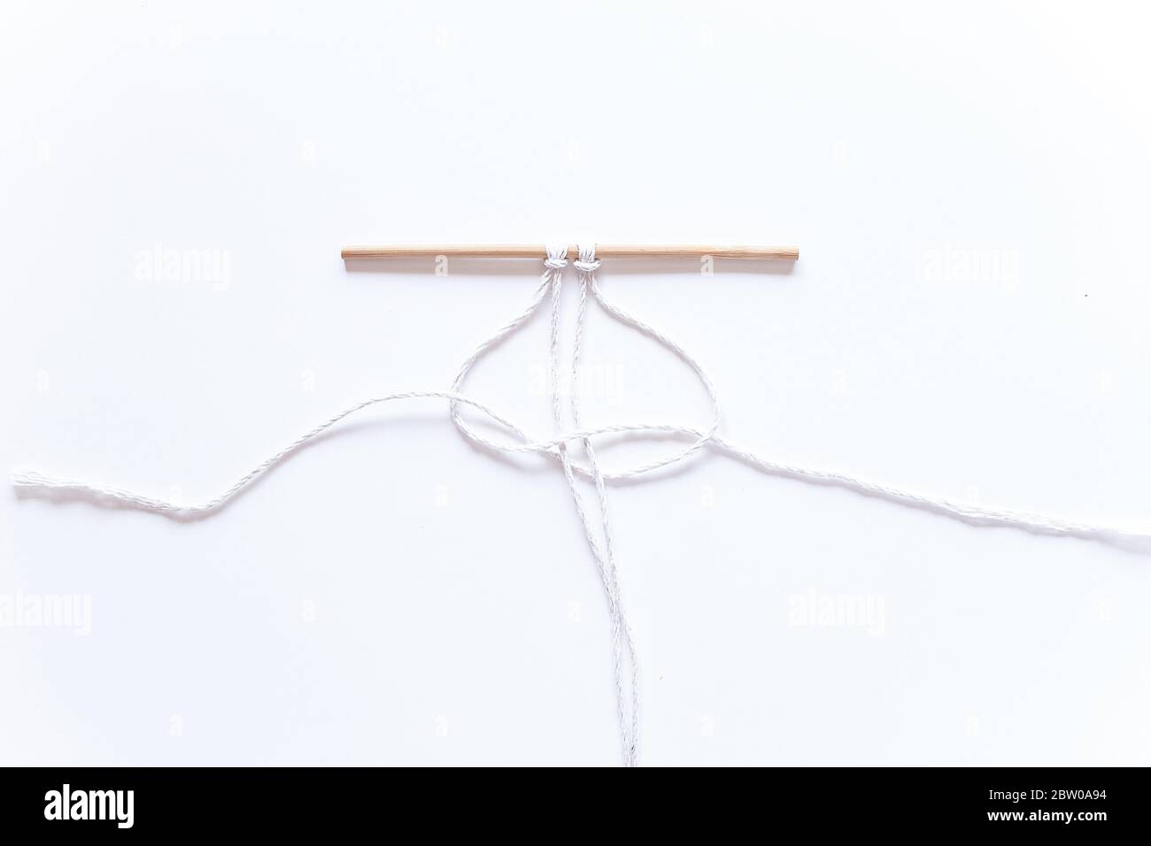 tessitura macrame. istruzioni passo-passo per il nodo quadrato. Fase 5 farlo da soli. Fai da te lavoro popolare, hobby casa Foto Stock