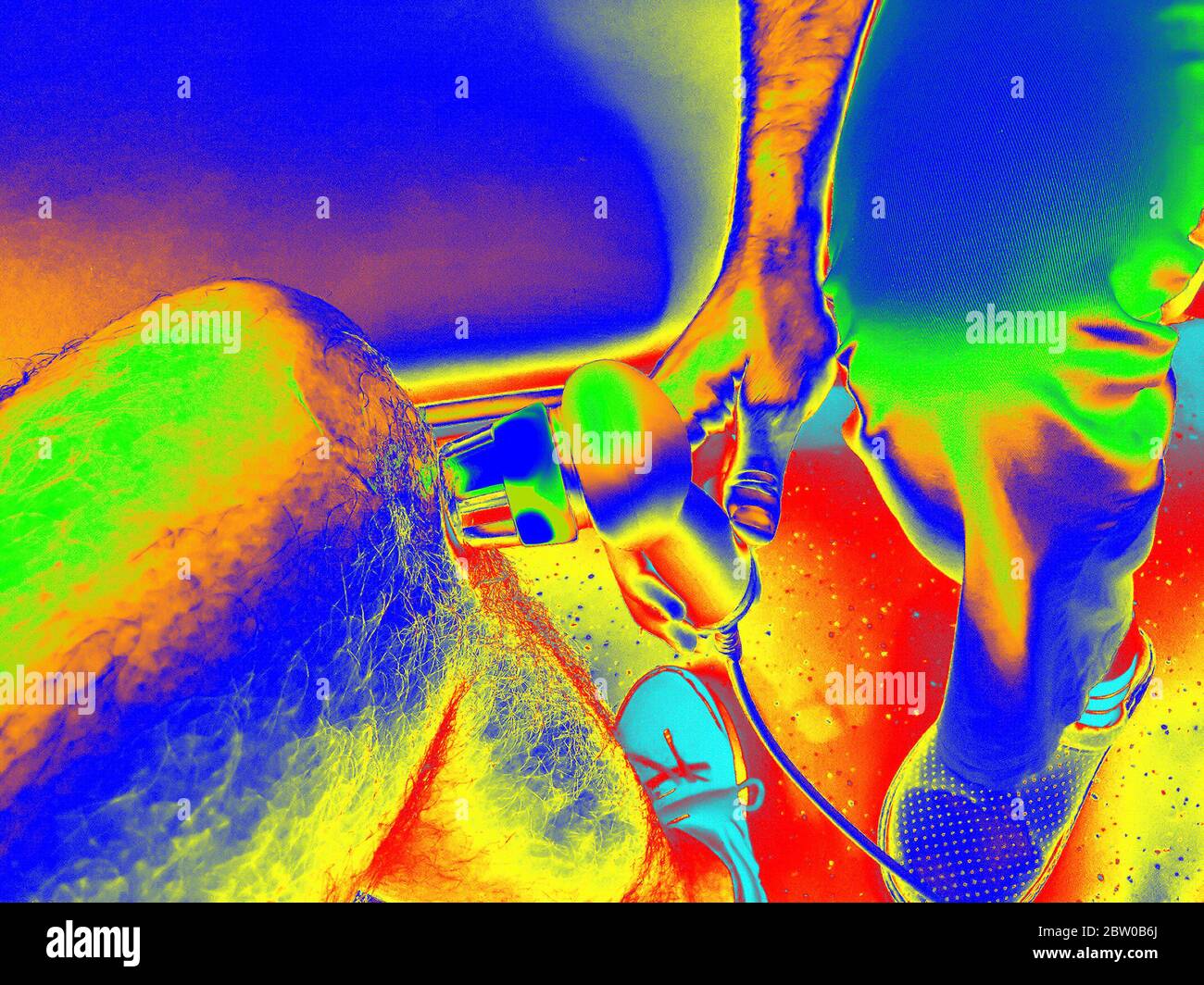 L'immagine termica del fisioterapista sta applicando la terapia a ultrasuoni sulla lesione del ginocchio con il trasduttore della testa a ultrasuoni Foto Stock