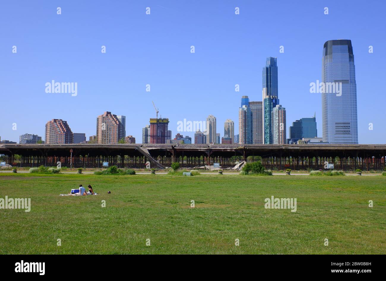 Campo di erba quasi vuoto nel Liberty state Park durante la crisi pandemica del coronavirus del 19 con lo skyline di Jersey City sullo sfondo.New Jersey.USA Foto Stock