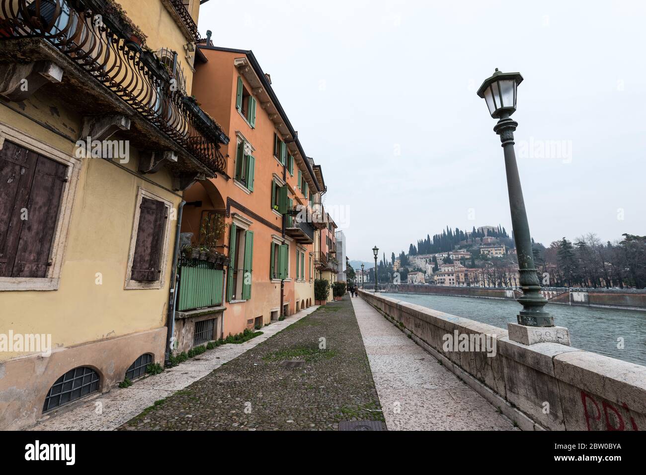 VERONA, ITALIA - 14 MARZO 2018: Foto grandangolare di edifici colorati e del fiume Adige durante una bella giornata a Verona Foto Stock