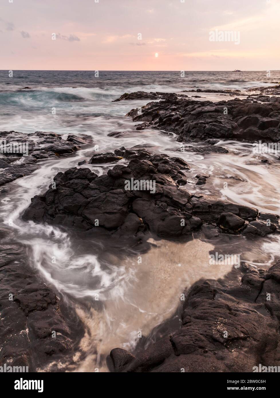 La costa rocciosa di Kailua-Kona, Hawai'i, USA. Foto Stock