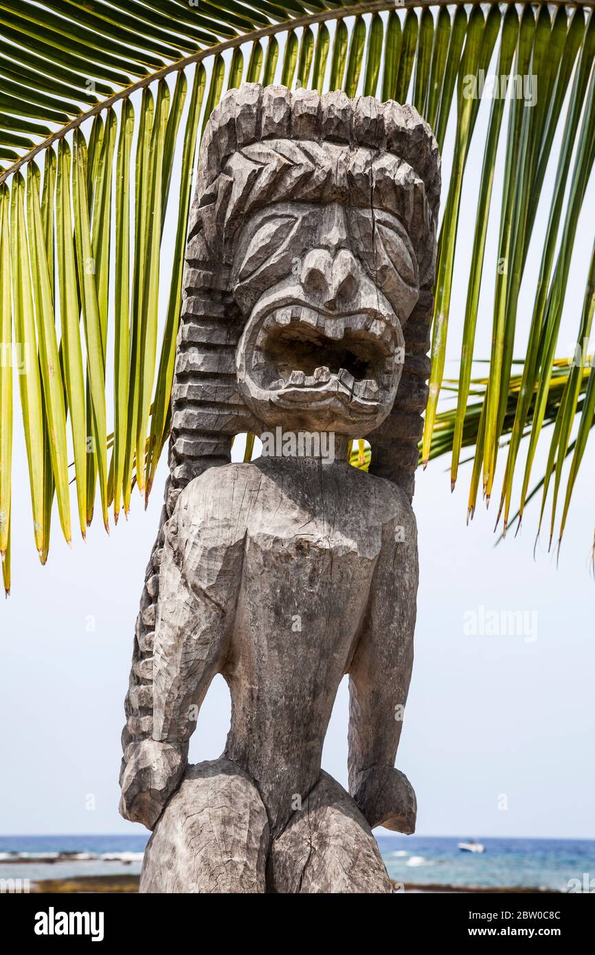 Kū-kaʻilimoku, un idolo ligneo di un Dio hawaiano di Governance e di guerra, la divinità patrona sull'isola di hawai'i, Puʻuhonua o Hōnaunau National His Foto Stock