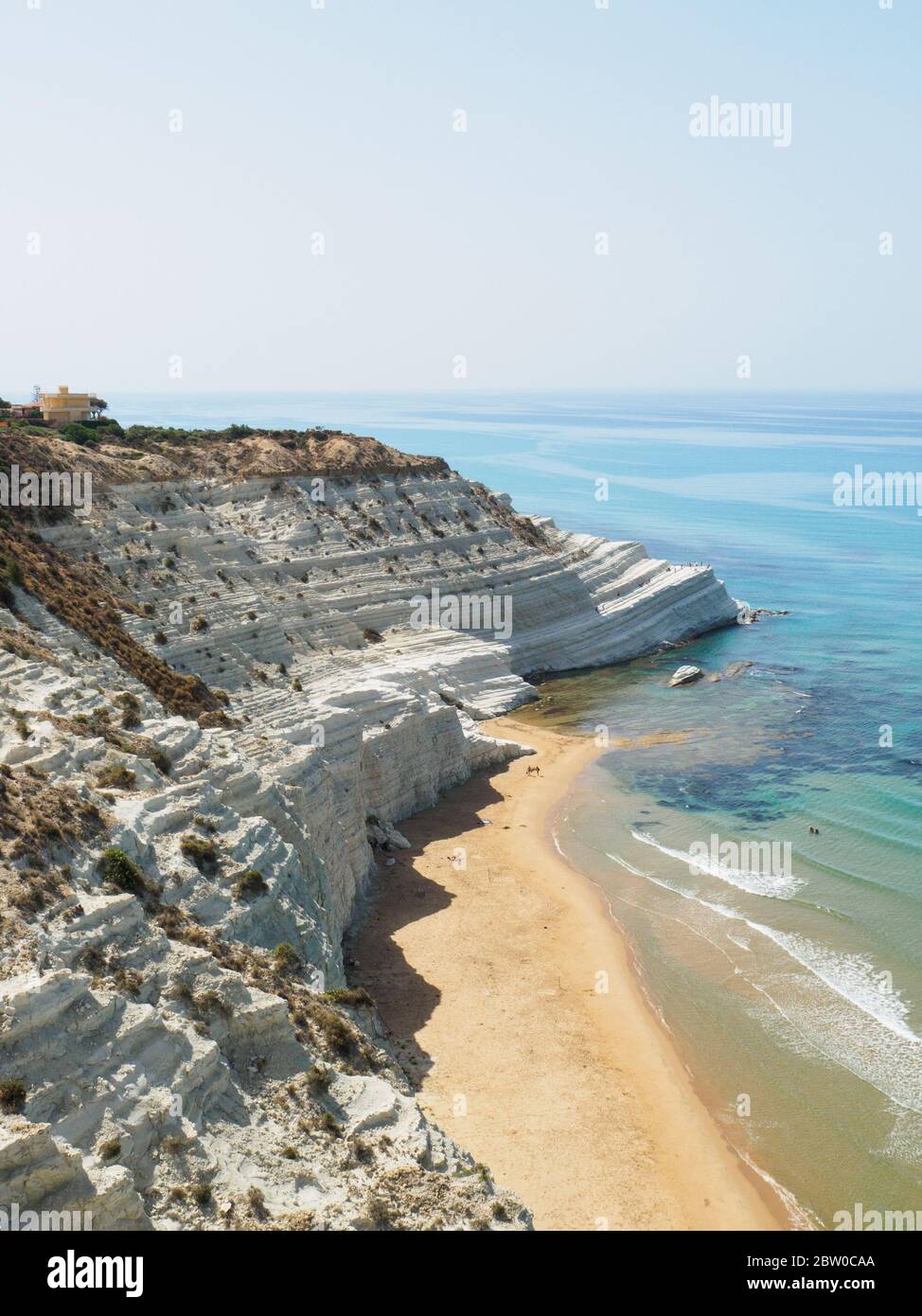 uno sguardo sul paesaggio unico delle bianche scogliere scala dei turchi in sicilia Foto Stock