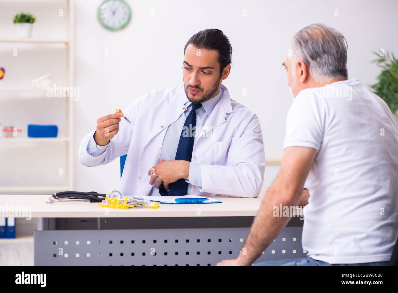Paziente che soffre del diabete che visita il medico Foto Stock