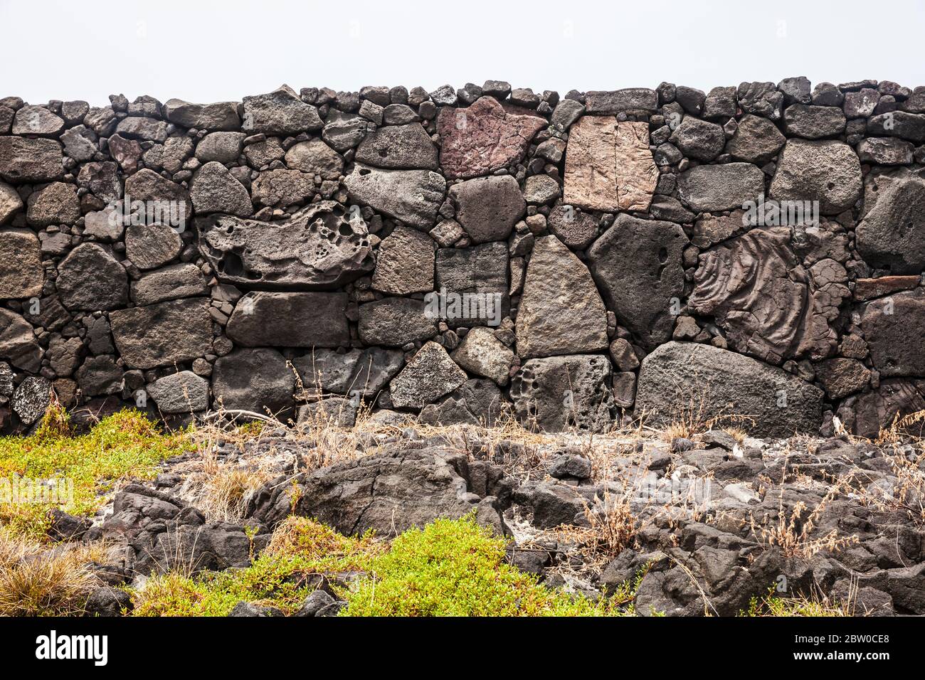 Le pareti in pietra formano una piattaforma chiamata Ale'ale'a all'interno del Parco storico Nazionale di Puʻuhonua o Hōnaunau, Hawaii, USA. Foto Stock