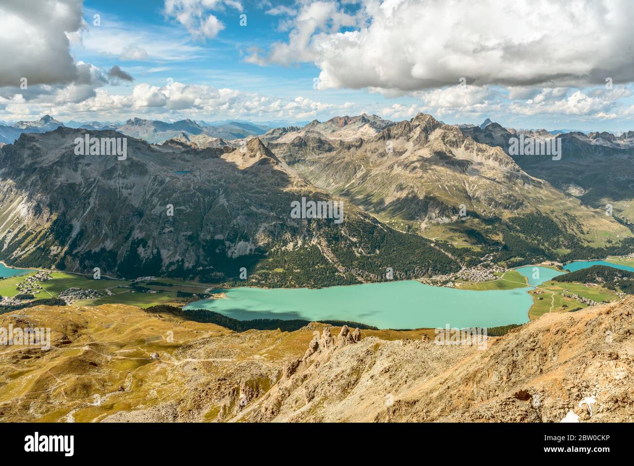 Vista verso Silvaplana vista dal Corvatsch, Valle Engadina, Svizzera Foto Stock