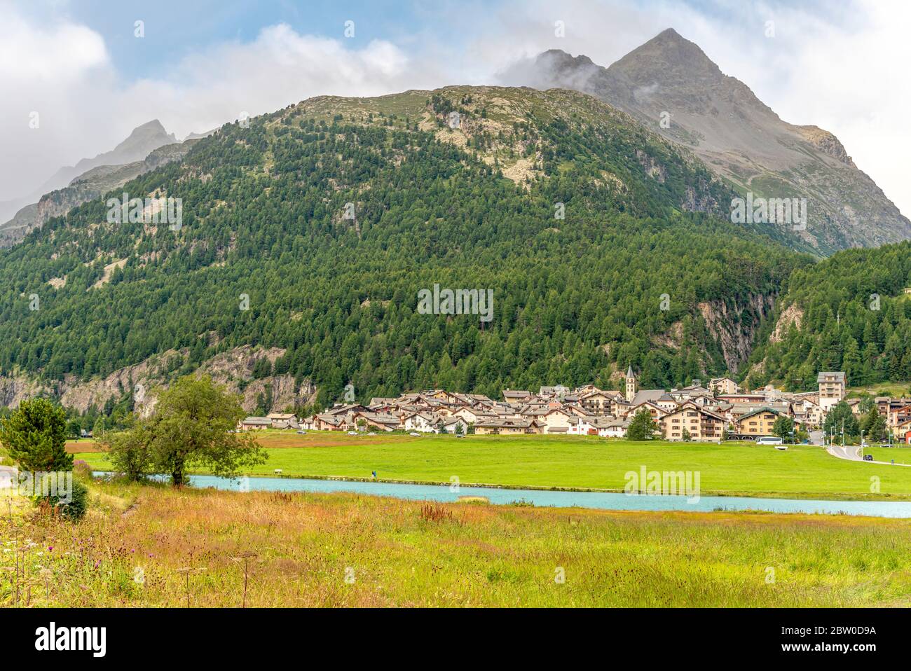 Paesaggio di Primavera al lago di Silvaplana con Silvaplana in background, in Engadina, Svizzera Foto Stock