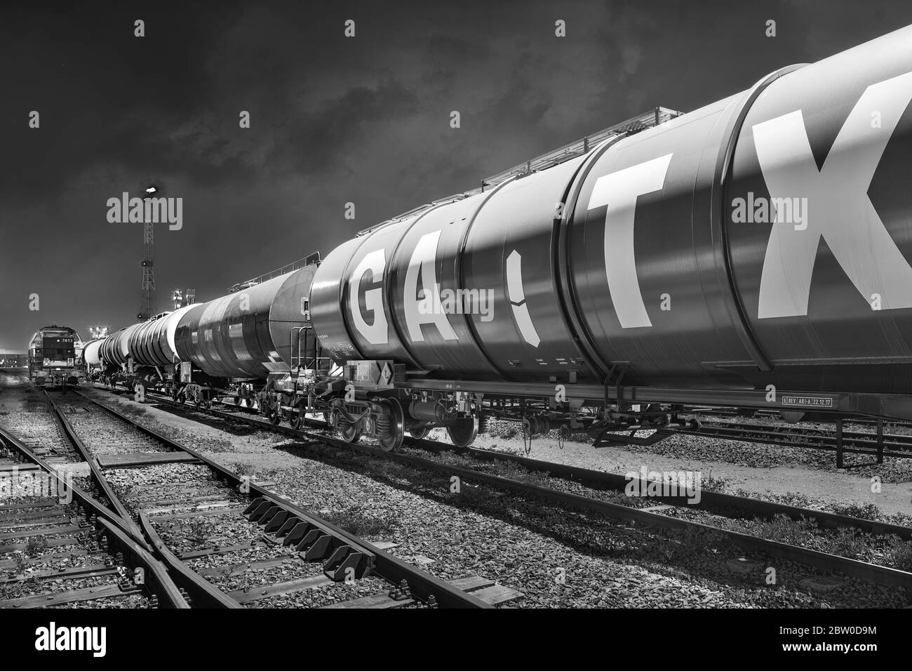 Tranquilla scena notturna con cantiere ferroviario Porto di Anversa. I primi 10 maggiori produttori di prodotti chimici del mondo sono presenti ad Anversa Foto Stock