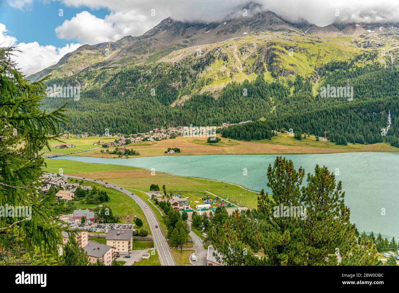 Paesaggio primaverile sul lago Silvaplana, Engadina, Svizzera Foto Stock