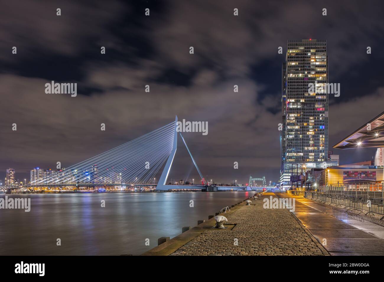 Il ponte Erasmus di notte. Il ponte lungo 284 m è stato progettato da ben van Berkel dall'UNStudio olandese. Foto Stock