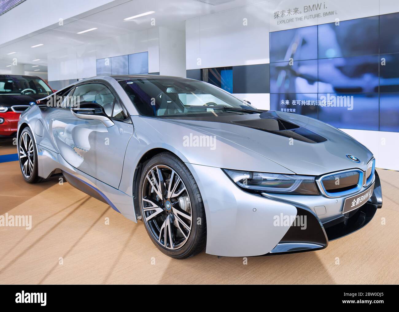 BMW i8 auto sportiva allo showroom. I8 è un'auto sportiva ibrida plug-in intelligente e leggera. Foto Stock