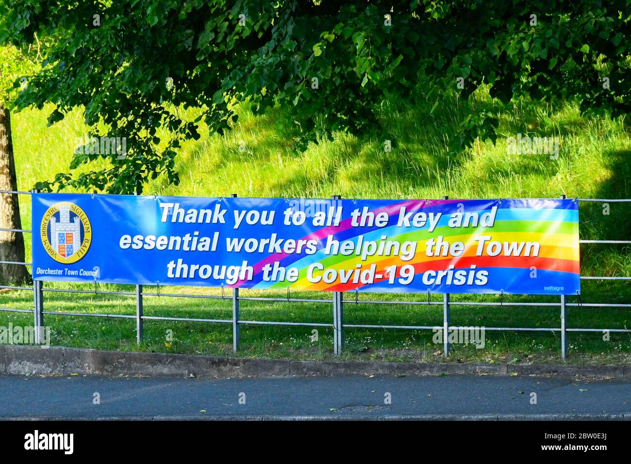 Dorchester, Dorset, Regno Unito. 28 maggio 2020. Un banner che ringrazia tutti i lavoratori chiave ed essenziali che aiutano la città attraverso la crisi del Covid-19 su una recinzione a Dorchester in Dorset prima del clap finale per il NHS, Carers, Key Workers e Front Line staff. Immagine: Graham Hunt/Alamy Live News Foto Stock