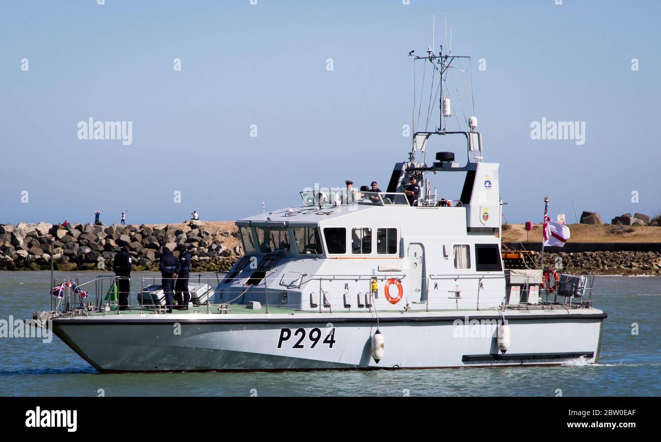 HMS Trumpeter arriva a Sovereign Harbor sulla costa meridionale del Sussex orientale, Regno Unito. Foto Stock