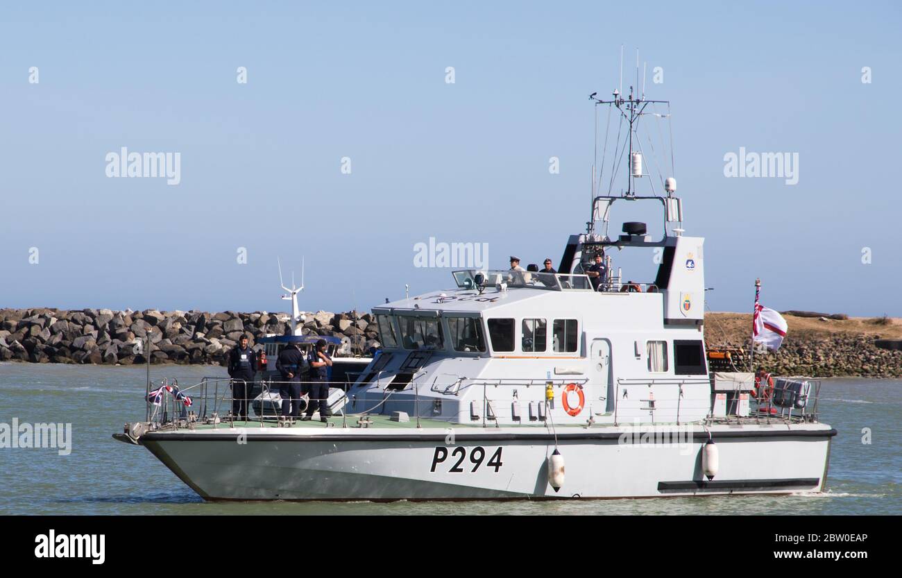 HMS Trumpeter arriva a Sovereign Harbor sulla costa meridionale del Sussex orientale, Regno Unito. Foto Stock