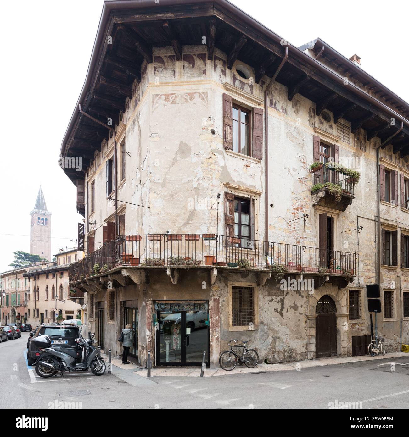 VERONA, ITALIA - 14 MARZO 2018: Immagine verticale di un incredibile edificio architettonico situato in Via Ponte pietra, una visita turistica di Verona Foto Stock