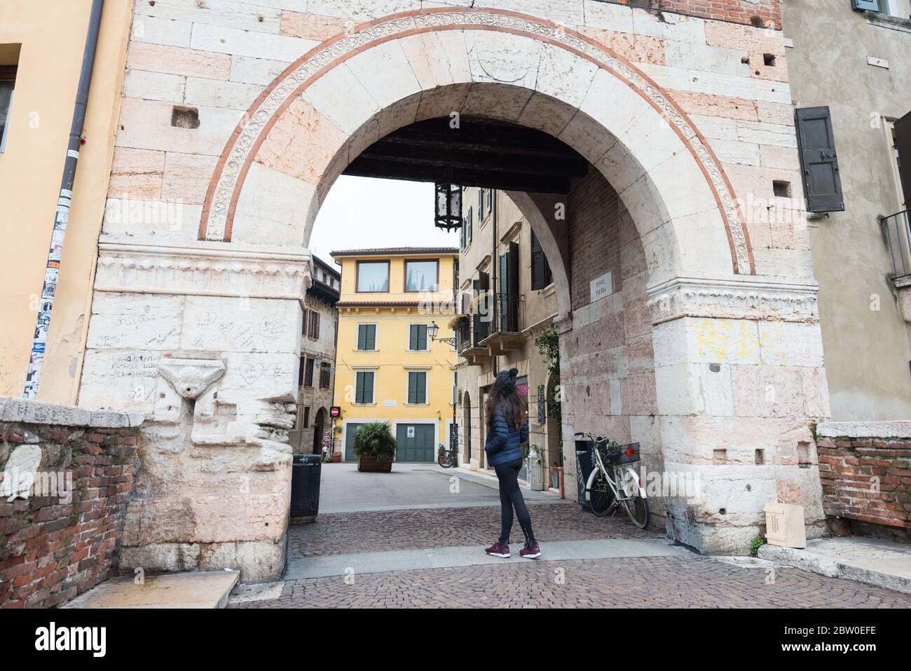 VERONA, ITALIA - 14 MARZO 2018: Immagine grandangolare della porta di Ponte pietra, famoso ponte di Verona Foto Stock