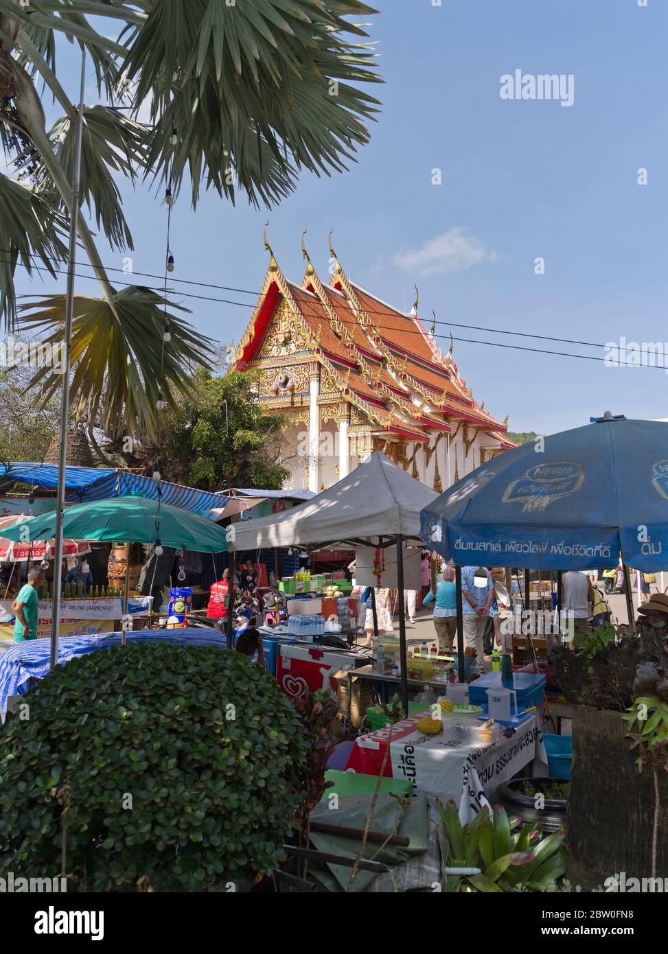 dh Wat chalong tempio buddista PHUKET THAILANDIA tempio buddista esterno bancarelle del mercato tailandese Foto Stock