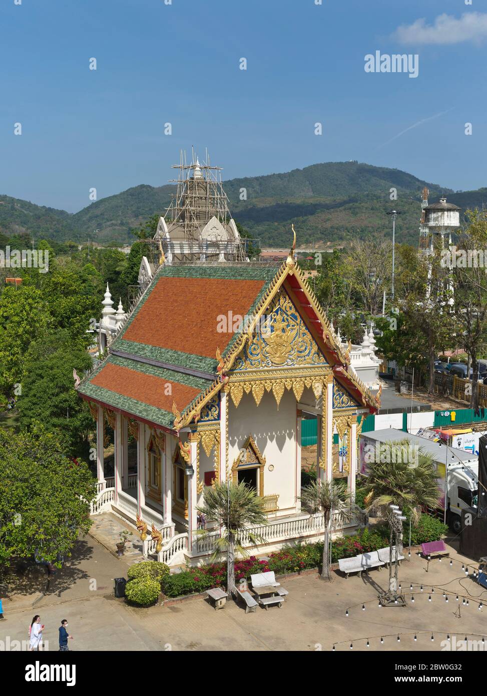 dh Wat chalong tempio buddista PHUKET THAILANDIA Wat Chaiyatharam buddismo tempio santuario esterno turisti Foto Stock