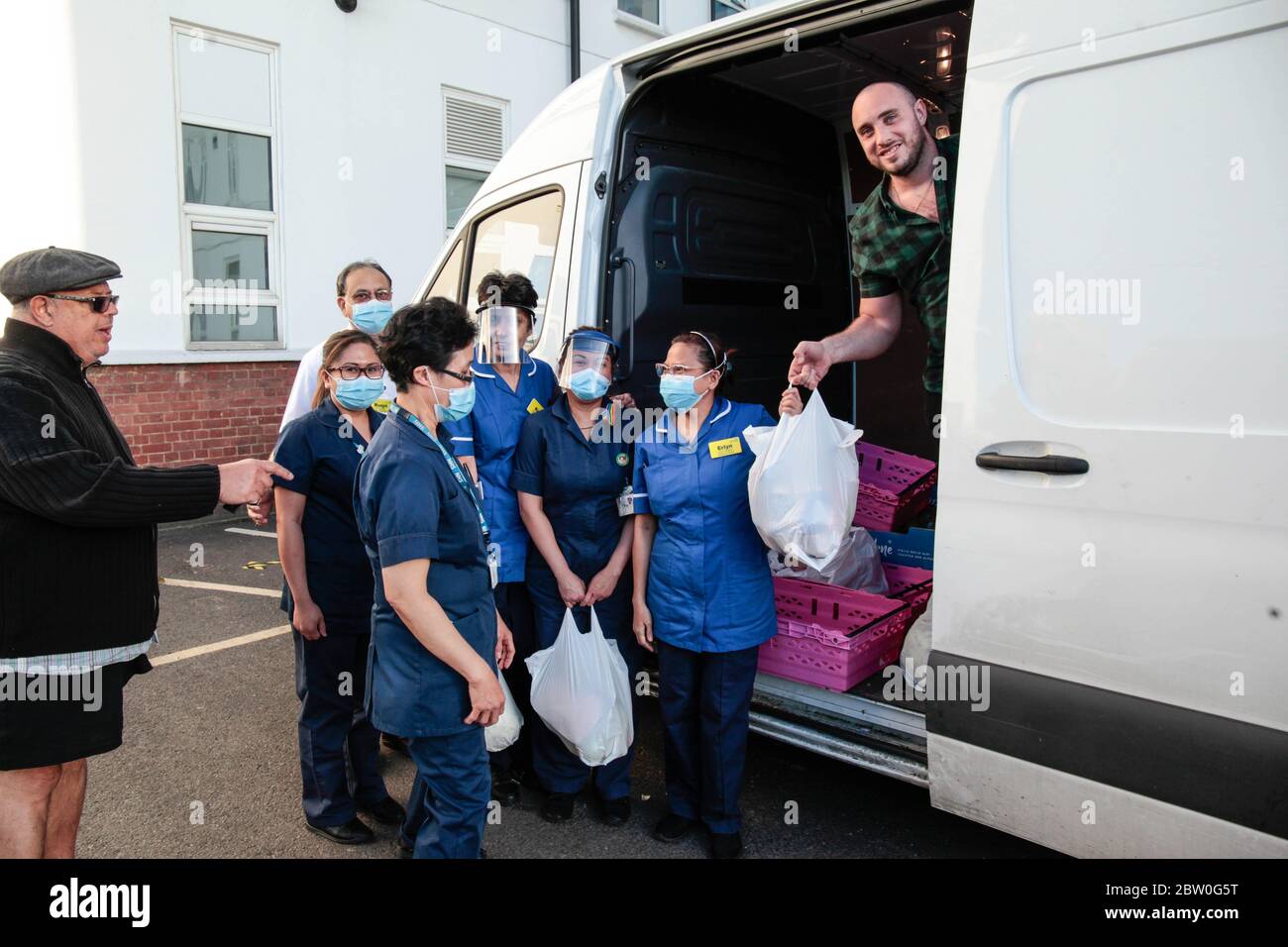 Londra UK 28 Maggio 2020 George Colairo, lontano ha contratto Covid-19 parte iniziale di aprile ed è stato sottoposto all'ospedale Epsom. Dal coraggio e duro lavoro degli infermieri ha fatto un recupero completo.ha contratto Covid-19 all'inizio di aprile ed è stato sottoposto all'ospedale di Epsom. Dal coraggio e duro lavoro degli infermieri ha fatto un recupero completo, dopo 11 giorni nel rione ascoltando molti medici dare la cattiva notizia alle famiglie che è amore uno non ha fatto, e dopo aver perso la sua propria moglie al cancro in febbraio, ha visto molto e ora Sta facendo la sua parte per aiutare le infermiere di Surrey a ricevere uno shoppi Foto Stock