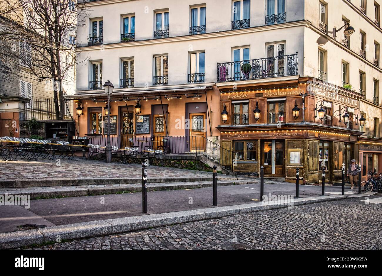 Parigi, Francia, Febbraio 2020, vista del ristorante “le Relais de la Butte” nel cuore di Montmartre Foto Stock