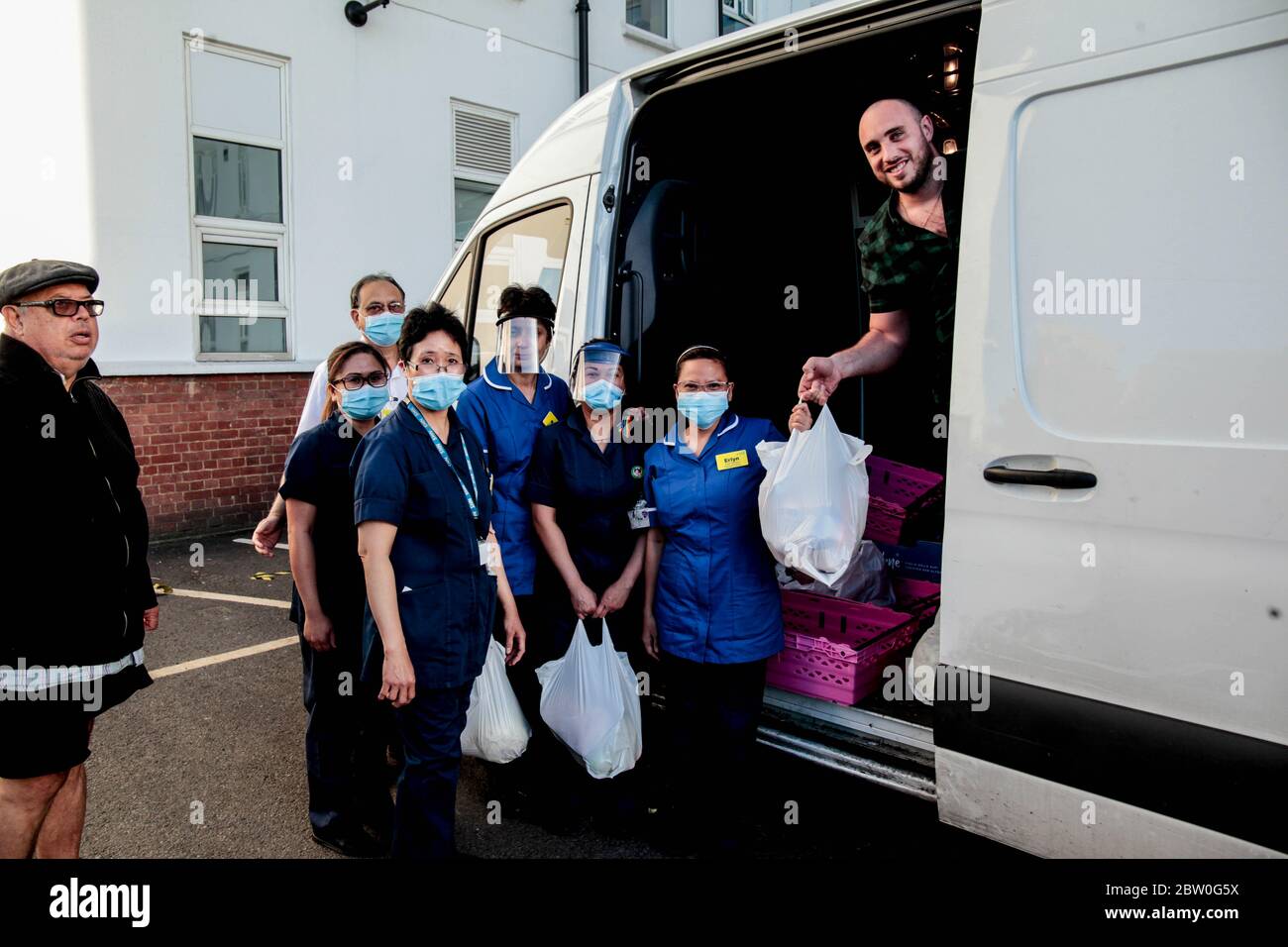 Londra UK 28 Maggio 2020 George Colairo, lontano ha contratto Covid-19 parte iniziale di aprile ed è stato sottoposto all'ospedale Epsom. Dal coraggio e duro lavoro degli infermieri ha fatto un recupero completo.ha contratto Covid-19 all'inizio di aprile ed è stato sottoposto all'ospedale di Epsom. Dal coraggio e duro lavoro degli infermieri ha fatto un recupero completo, dopo 11 giorni nel rione ascoltando molti medici dare la cattiva notizia alle famiglie che è amore uno non ha fatto, e dopo aver perso la sua propria moglie al cancro in febbraio, ha visto molto e ora Sta facendo la sua parte per aiutare le infermiere di Surrey a ricevere uno shoppi Foto Stock