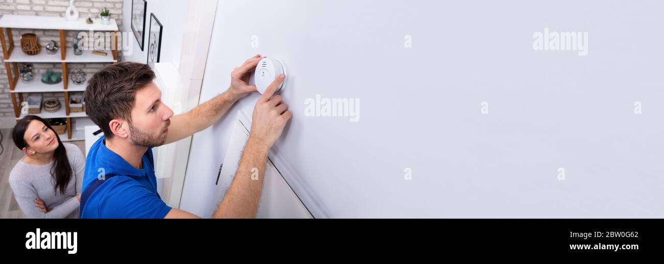 Controllo del sensore del rilevatore di fumo a casa. Allarme monossido Foto Stock