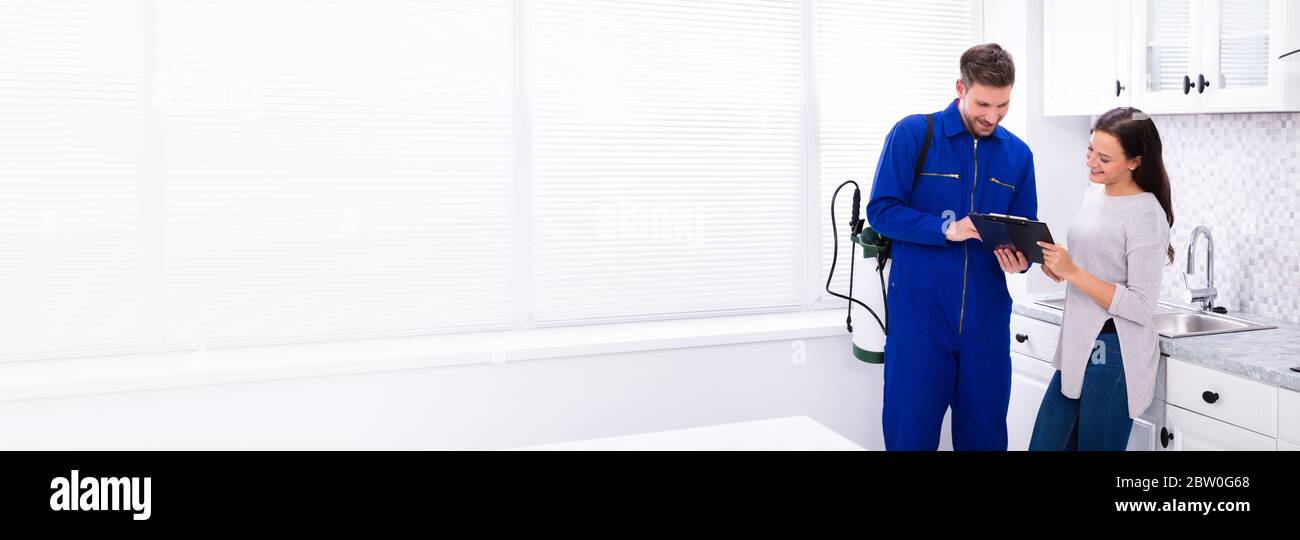 Happy Woman e Pest Control Exterminator e manutentivo Foto Stock