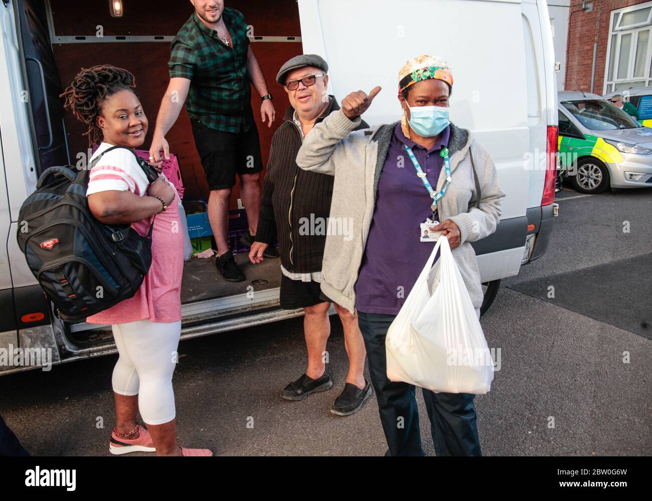 Londra UK 28 Maggio 2020 George Colairo ,centro, contratto Covid-19 parte iniziale di aprile ed è stato sottoposto all'ospedale Epsom. Dal coraggio e duro lavoro degli infermieri ha fatto un recupero completo.ha contratto Covid-19 all'inizio di aprile ed è stato sottoposto all'ospedale di Epsom. Dal coraggio e duro lavoro degli infermieri ha fatto un recupero completo, dopo 11 giorni nel rione ascoltando molti medici dare la cattiva notizia alle famiglie che è amore uno non ha fatto, e dopo aver perso la sua propria moglie al cancro in febbraio, ha visto molto e ora Sta facendo la sua punta per aiutare le infermiere di Surrey a ricevere un shoppin Foto Stock