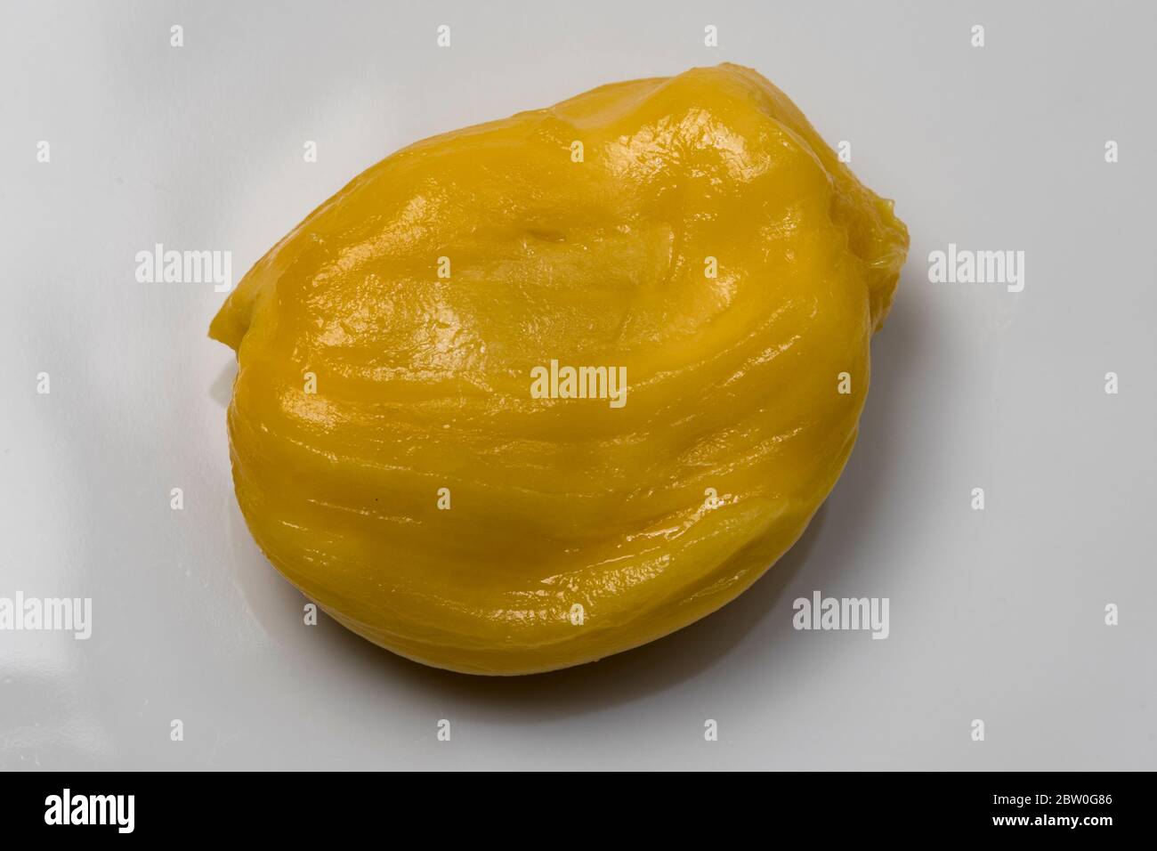 Jackfruit maturo su sfondo bianco. Foto Stock