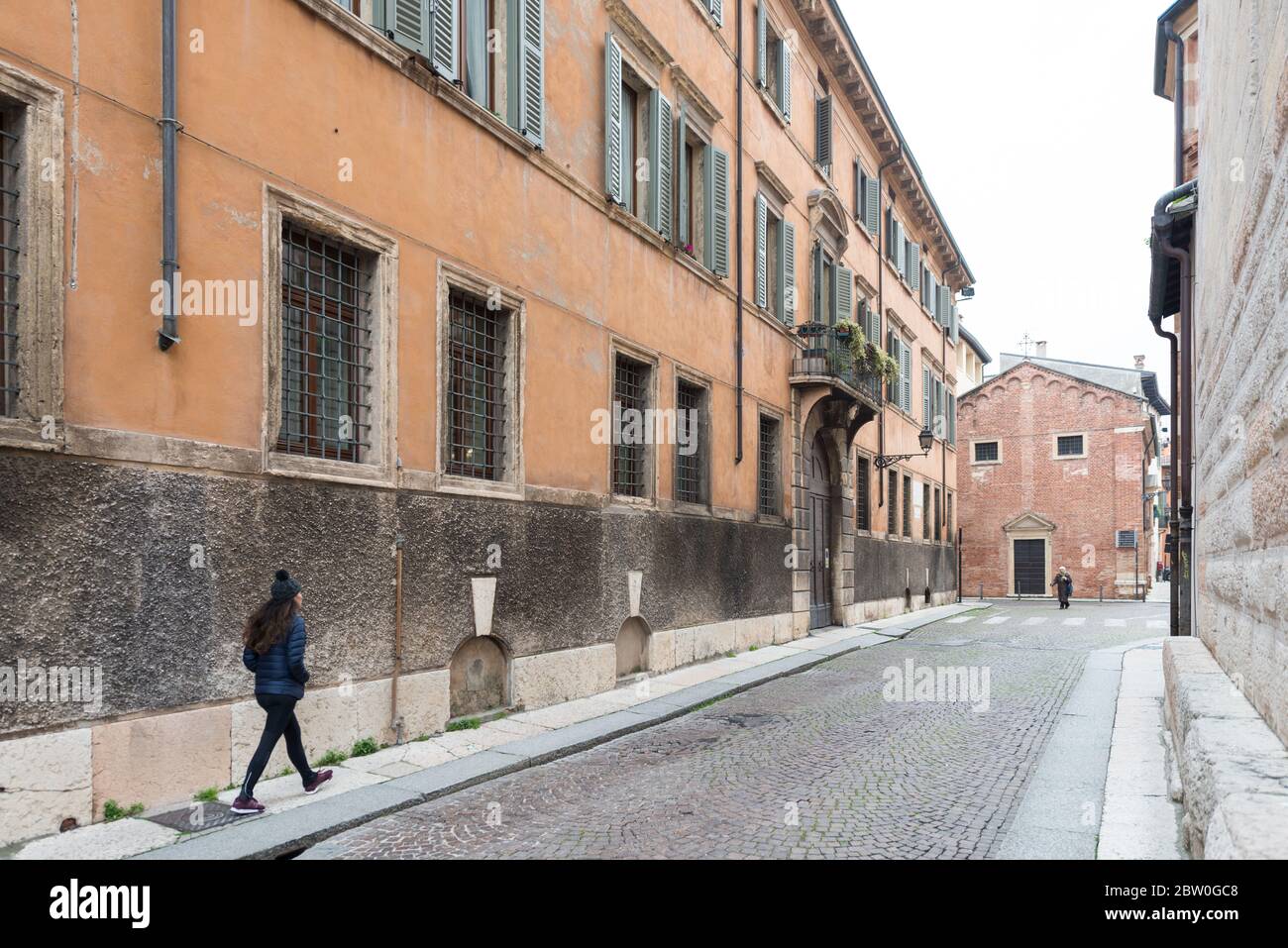 VERONA, ITALIA - 15 MARZO 2018: Immagine grandangolare della strada sul lato della cattedrale di Santa Maria Matricolare a Verona Foto Stock