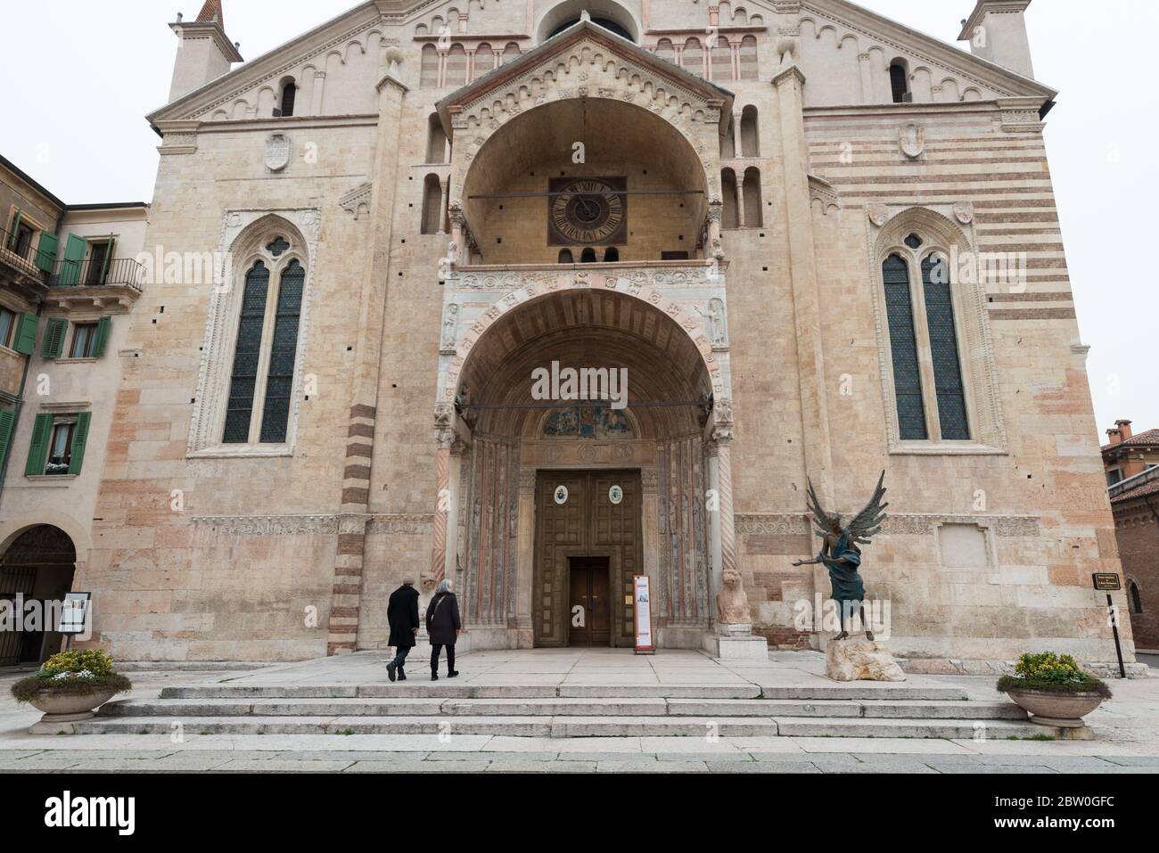 VERONA, ITALIA - 15 MARZO 2018: Immagine orizzontale della facciata della cattedrale di Santa Maria Matricolare, una visita cattolica di Verona Foto Stock