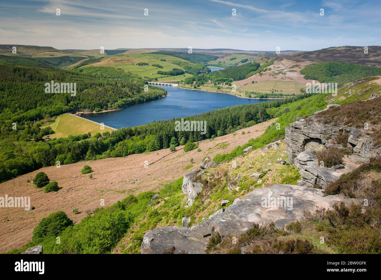 Vista dal Bamford Edge verso il lago artificiale di Ladybower, Peak District, Regno Unito Foto Stock