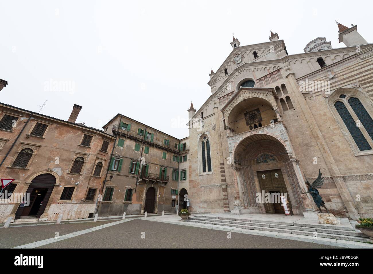 VERONA, ITALIA - 15 MARZO 2018: Immagine grandangolare della cattedrale di Santa Maria Matricolare e degli antichi edifici di Verona Foto Stock